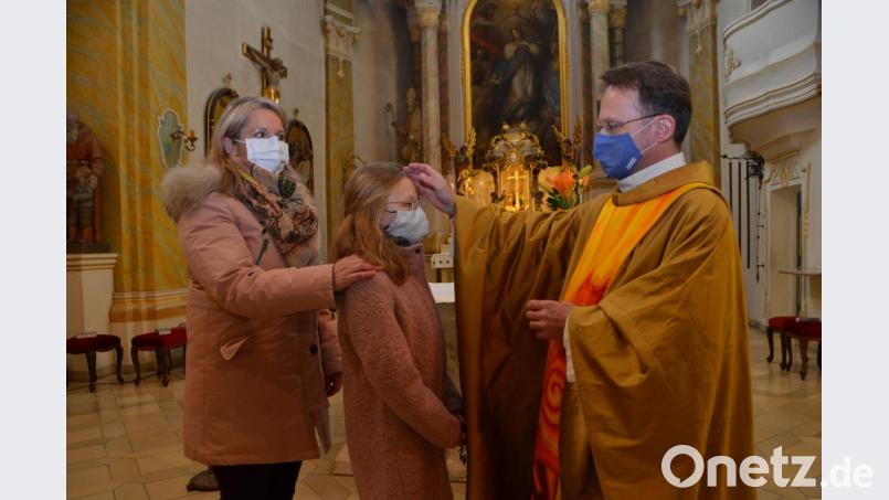 In einem ganz persönlichen Akt spendet Dekan Alexander Hösl am Sonntag Emma Piehler das Sakrament der Firmung bei einem Gemeindegottesdienst. Piehlers Patin Ilona Piehler war ihr nicht nur an diesem Tag wichtige Stütze. Bild: dob