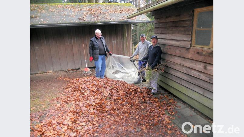 Viel Arbeit fällt alljährlich auf dem großen Vereinsgelände des ESV an. Eine 10-köpfige Rentnercrew kümmert sich in den letzten Jahren um die Instandhaltung. Im Bild (von links) Zweiter Vorsitzender Gerhard Robl, Eckbert Vollath und Hans Konz beim Laubrechen im vergangenen Herbst. Bild: bsc