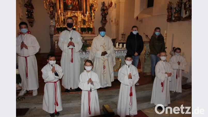 Mit Luis Stobitzer, Anne Müller, Lukas Reißnecker, Antonia Schmeller und Nina Reißnecker (vorne von links) nahm die Pfarrei St.Johannes fünf neue Ministranten auf. Darüber freuten sich (hinten von links) die Oberministranten Elias Bauer und Lucas Scharnagl, Pfarrer Dr. Charles Ifemeje, sowie Lena Kellner und Josepha Hecht. Bild: kro