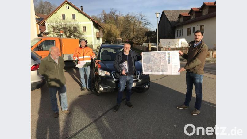 Das Planungsteam der Flurwerkstatt begutachtete das angedachte Wegenetzkonzept der Bürger. Was realisiert werden könnte, nahmen (von links) Hans Vetterl (Verband für Ländliche Entwicklung), Bürgermeister Walter Schauer, Landschaftsarchitekt Gottfried Blank und Bauoberrat Martin Stahr (Amt für Ländliche Entwicklung) vor Ort in Augenschein. Bild: mnt