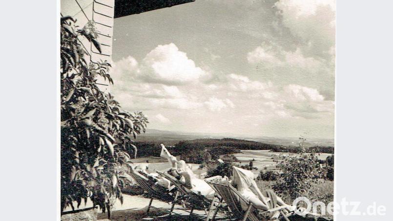 Viele Jahre nach dem Bau des ESV-Heimes hatte man eine herrliche Fernsicht bis weit hinein in die nördliche Oberpfalz und nach Böhmen (Bild zeigt eine Aufnahme um 1950). Durch Aufforstung und Anpflanzung eines Nachbargrundstücks müssen die heutigen Besucher auf dieses Sichtfeld Richtung Süden und Osten verzichten. Archivbild: bsc