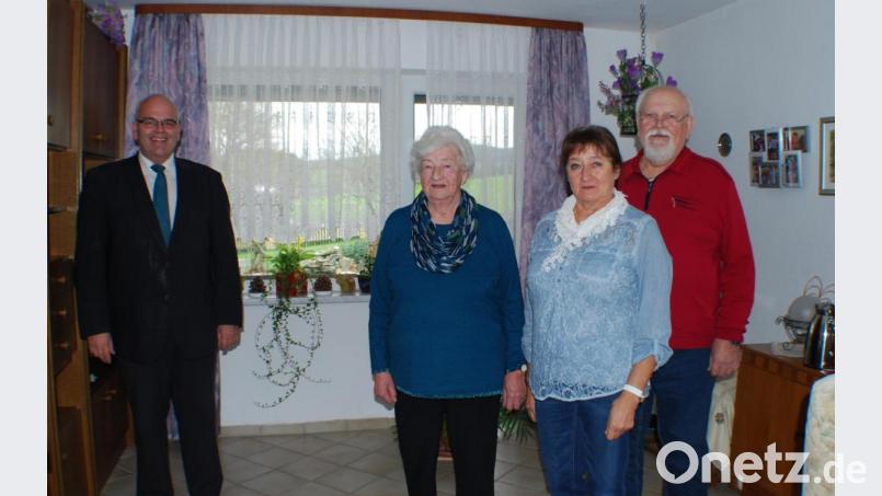 Bürgermeister Klaus Meyer gratulierte der ältesten Einwohnerin von Bad Neualbenreuth, Erna Franz (Mitte), zum 93. Geburtstag. Rechts daneben Tochter Ingeborg und Schwiegersohn Robert Franz. Bild: enz