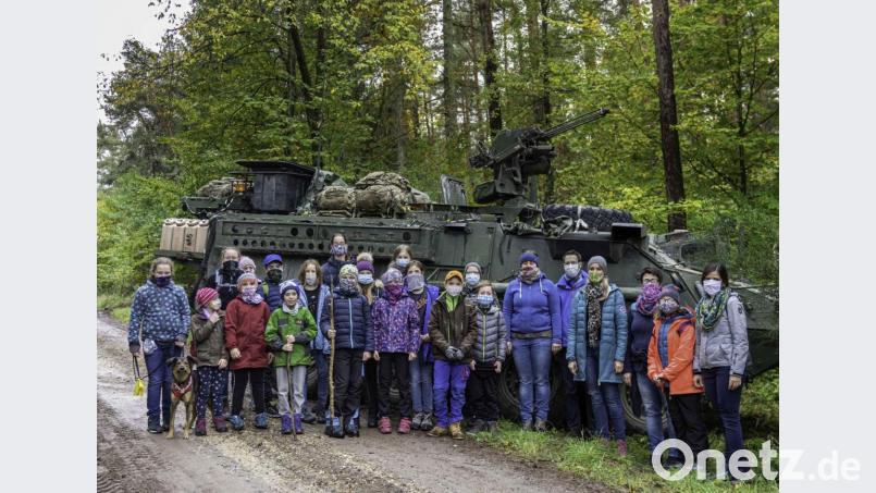 Bei der Wanderung begegnet der Nachwuchs der Ehenbachtaler Blaskapelle nicht nur dem Buchberggeist, sondern auch amerikanischen Soldaten bei einer Übung. Bild: ads