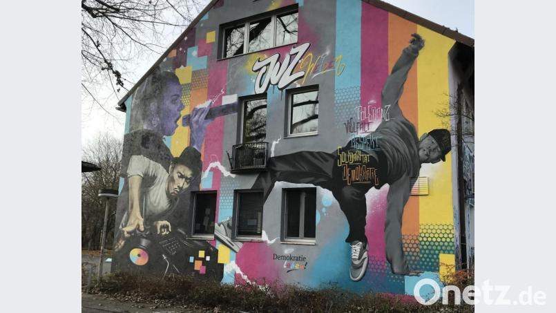 Die neue Fassade des Jugendzentrums Weiden ist endlich in Gänze zu sehen: Vergangenen Samstag wurde das Gerüst abgebaut. Bild: Julia Zimmermann/exb