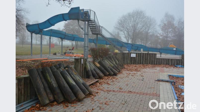 Neben dem Aufbau der neuen Spielgeräte werden im Freibad derzeit verschiedene Verbesserungs- und Verschönerungsmaßnahmen durchgeführt, die bis Weihnachten abgeschlossen sein sollen. Bild: jr
