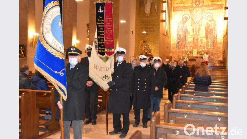 &quot;7er-Kameradschaft&quot; und &quot;Marinekameradschaft&quot; (von links) hatten ihre Vereinsfahnen dabei und waren in großer Mitgliederzahl vertreten. Bild: hcz