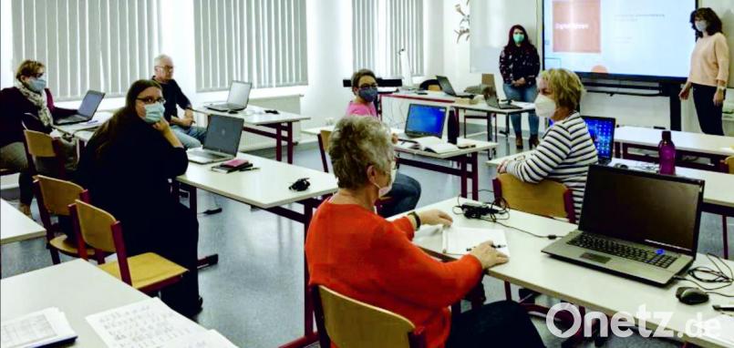 Mit Abstand und Mund-Nase-Schutz absolvierten die Lehrer des Berufsbildungszentrums ihren Fortbildungstag. Bild: njn