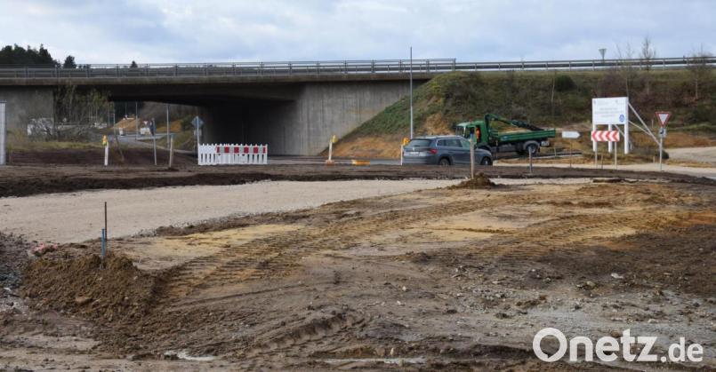 Vereinbarungen mit dem Staatlichen Bauamt Amberg-Sulzbach sind für den Ausbau des Radwegeanschlusses sowie eines öffentlichen Feld- und Waldwegs beim Industriegebiet Schafhof Ost maßgeblich. Im Hintergrund zu erkennen: die Brücke an der B85. Bild: bö