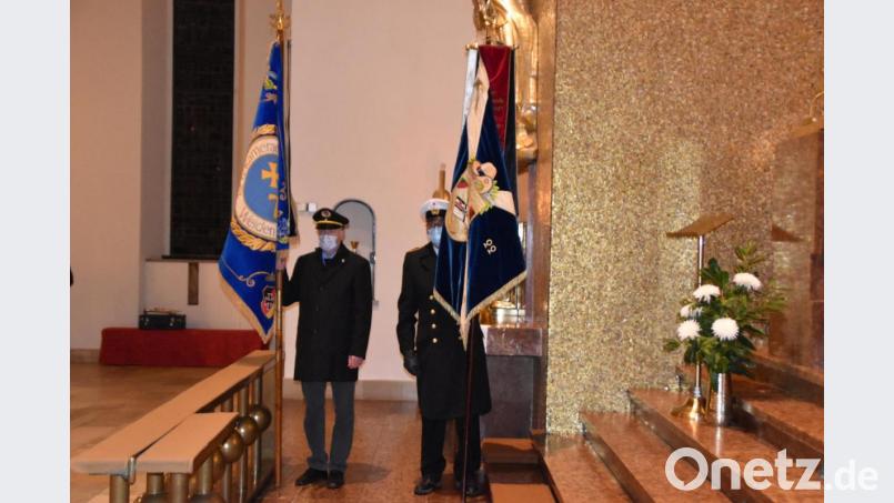 Peter Ertl (links) von der &quot;7er-Kameradschaft&quot; hatte es sich nicht nehmen lassen, auch in Coronazeiten das Gedenken an gefallene und verstorbene Mitglieder hoch zu halten. Rechts der Vertreter der Marinekameradschaft. Bild: hcz