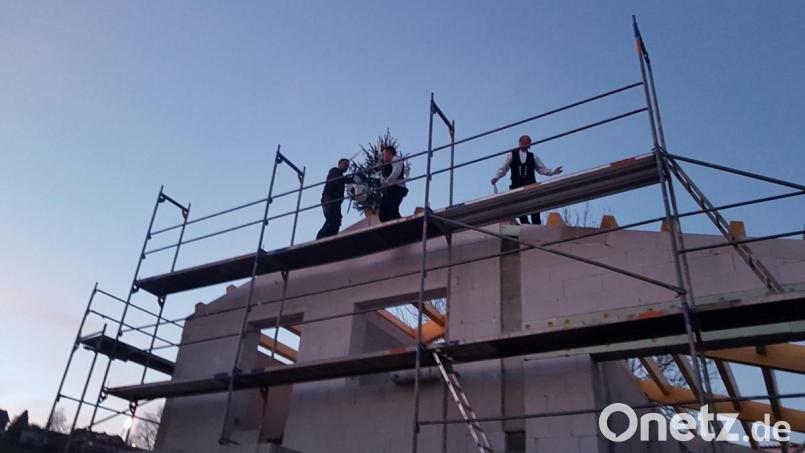 Die Feuerwehr Burgtreswitz setzt den Dachstuhl auf ihr neues Gerätehaus. Bild: gi