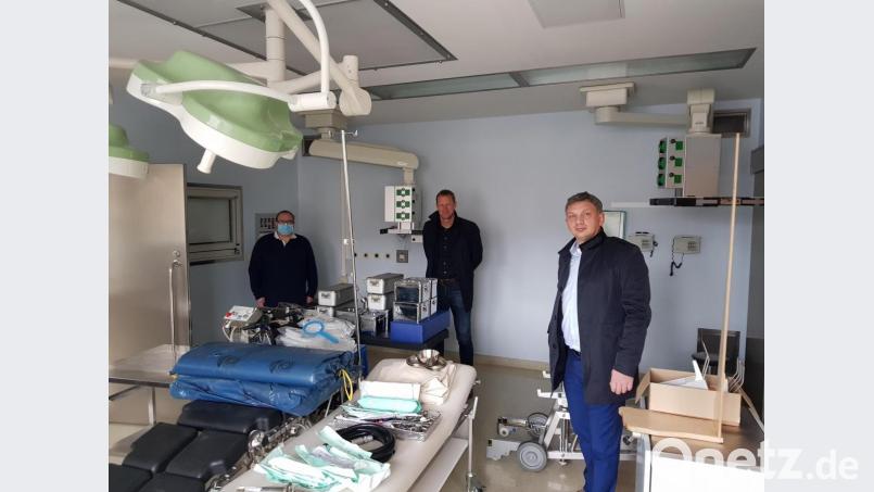 Noch dienen die Räume der Notaufnahme des früheren Kreiskrankenhauses in Nabburg als Lager für medizinische Produkte. Doch schon ab 15. Dezember soll hier das stationäre Impfzentrum des Landkreises seinen Betrieb aufnehmen. Ein Bild vor Ort machten sich (von links) Joachim Seeliger (BRK), Christian Meyer und Manuel Lischka (am Landratsamt zuständig für den Aufbau des Impfzentrums). Bild: Tobias Gräf