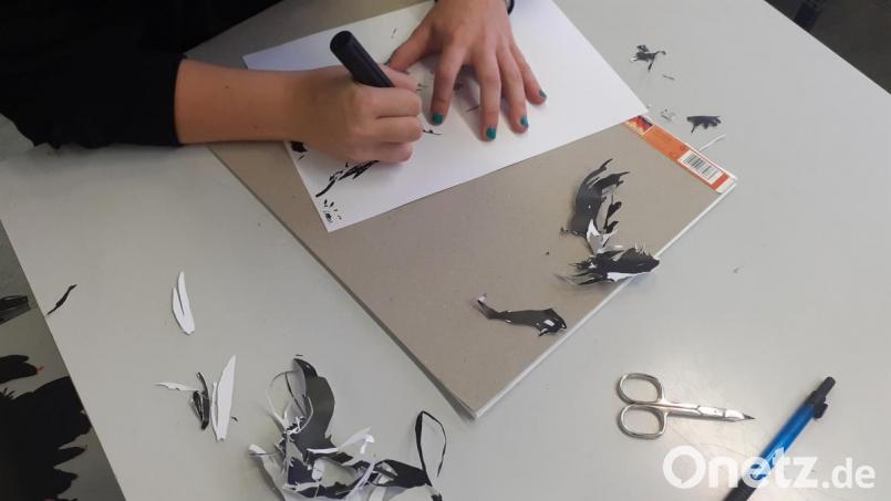 Das Ausschneiden der Stencils ist Millimeter-Arbeit. Bild: Julia Heigl