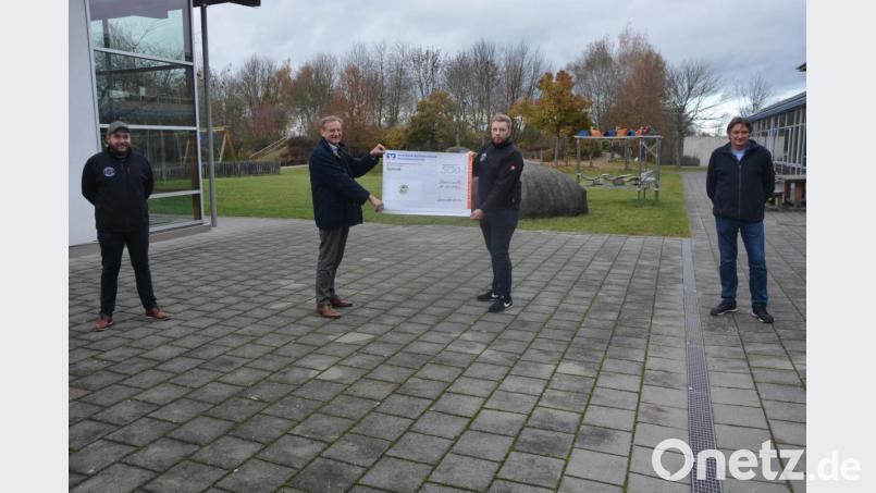 Mit einer Geldspende von 500 Euro überraschte der Burschenverein „Concordia“ Konnersreuth die Kreisvereinigung Lebenshilfe. Übergeben haben den Scheck Burschen-Vorsitzender Max Haberkorn (Zweiter von rechts) und Vorstandsmitglied Joseph Lindner (links) an Lebenshilfe-Geschäftsführer Berthold Kellner (Zweiter von links) und Erwin Bösl. Bild: jr
