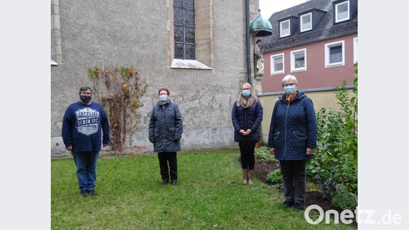 Stefanie Baier (Zweite von rechts) besprach mit Agnes Emerig (rechts), Jochen Gößl und Rita Ponnath (von links) Einzelheiten für die Aktion „Weihnachtstüten für die Senioren“. Bild: jzk
