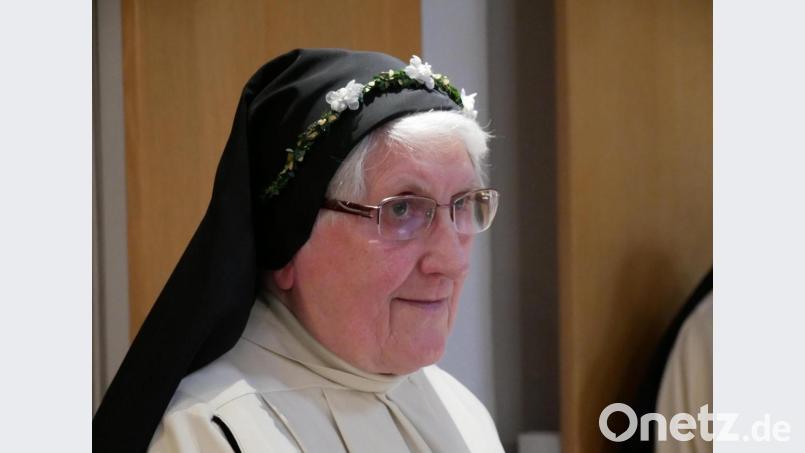 Schwester Maria Mechtild Hohenberger Ocist. mit dem Ehrenkranz zu ihrem Diamantenen Professjubiläum. Bild: hmr