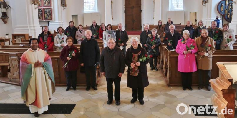 Zwölf Ehepaare kommen in der Stadtpfarrkirche in Vilseck zu einem Jubiläumsgottesdienst zusammen, um für die gemeinsamen Ehejahre zu danken. Bild: rha