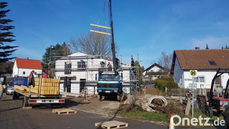 Die Feuerwehr Burgtreswitz setzt den Dachstuhl auf ihr neues Gerätehaus. Bild: gi