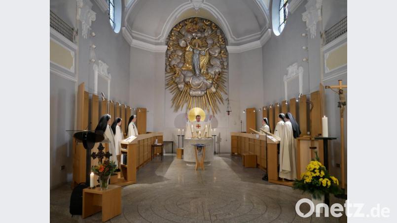 Gemeinsam mit dem Konvent und einigen Gläubigen feierte der aus dem Allgäu stammende und im norwegischen Hammerfest wirkende Pater Antonius Sohler den Gottesdienst in der Klosterkirche zum Diamantenen Professjubiläum von Sr. Mechtild Hohenberger. Bild: hmr