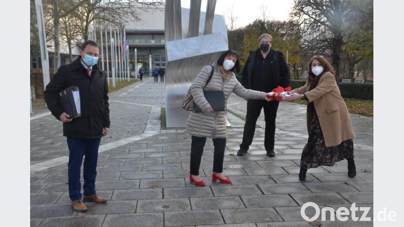 Geburtstagsfeier mit Abstand. Es gratulieren Oberbürgermeister Jens Meyer, Sema Tasali-Stoll und Florian Graf. Bild: Kunz