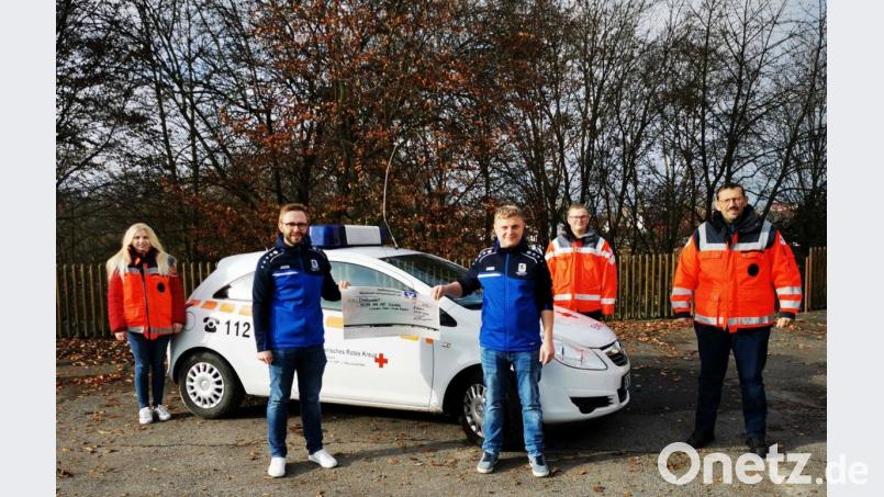 Eine Spende von 300 Euro überreichen die Löwenfans Matthias Brenner (vorne, rechts) und Daniel Bäumler an die Helfer vor Ort Georg Rauch, Ulli Bauer und Alexandra Wild (von rechts). Bild: gz
