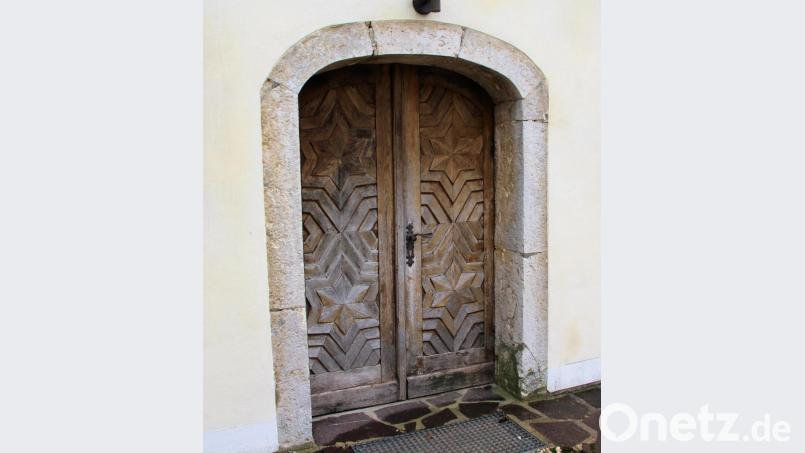 An der Eingangstür ist eine Sanierung/Ergänzung der geschädigten Holzteile, die Erneuerung der Oberfläche und die Überarbeitung der Metallteile erforderlich. Bild: bjo