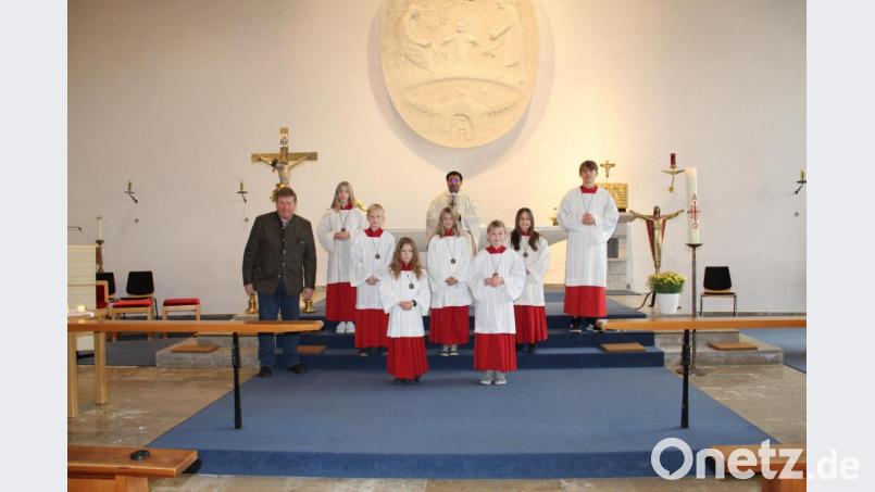 Das Bild zeigt die neuen Ministranten Luis, Janine, Ina, Felix und Laura mit Mesner Reinhard Bojer (links) und Pater Binu (hinten Mitte). Bild: Martina Fischer /exb