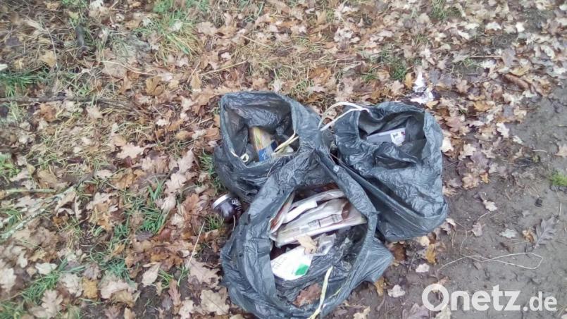 Lorenz Schwarzmeier findet im Wald bei Mantel Tüten voller verpackter Lebensmittel. Bild: sei