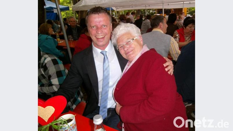 Marianne Mendl hat in Hirschau einige „beste Freunde“. Einer davon ist Bürgermeister Hermann Falk. Er steht bei ihr ganz hoch im Kurs. Bild: u