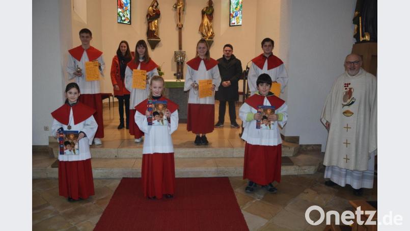 Neu aufgenommen in die Schar der Ministranten wurden in Steinmühle (vorne, von links) Alina Abele, Angelina Häuslmann und Rene Schraml. Verabschiedet wurden (Mitte, von links) Sebastian Marth, Alina Leiß sowie Vanessa und Christopher Schimmer. Ganz hinten die Oberministranten Paula Riolfi und Lukas Bauer, rechts Pfarrer Anton Witt. Bild: jr