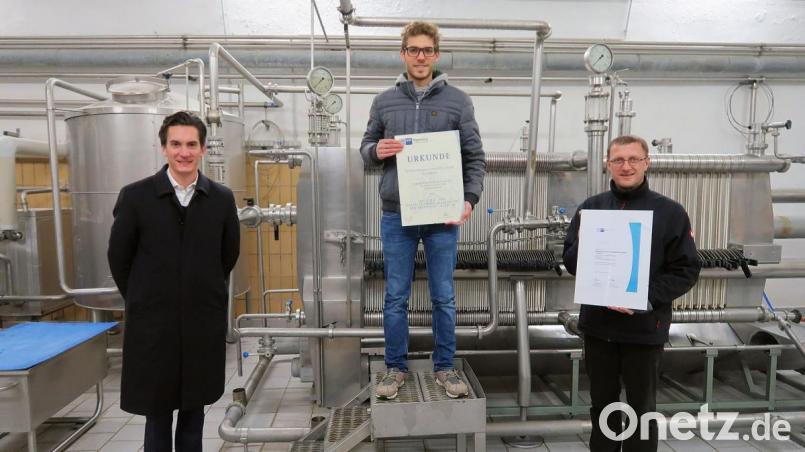 Über die Auszeichnung &quot;Landesbester Brauer und Mälzer&quot; freut sich Andreas Pohl (Mitte). Zu diesem großen Erfolg gratulierten Brauereibesitzer Johannes Freiherr von Gemmingen-Hornberg (links) und Braumeister Christian Mitterbauer (rechts). Bild: bsc