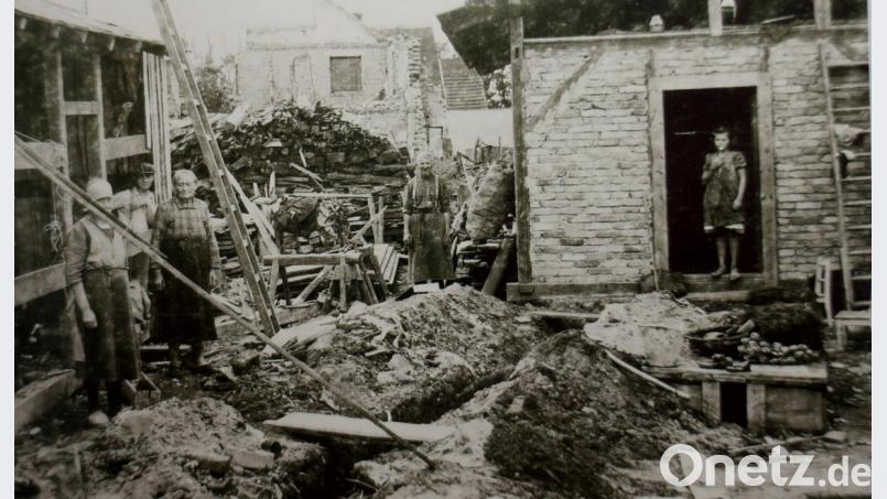 Die Menschen hausten nach Kriegsende in völlig zerstörten Häusern auf engstem Raum. Bild: Stadtarchiv Schwandorf/exb