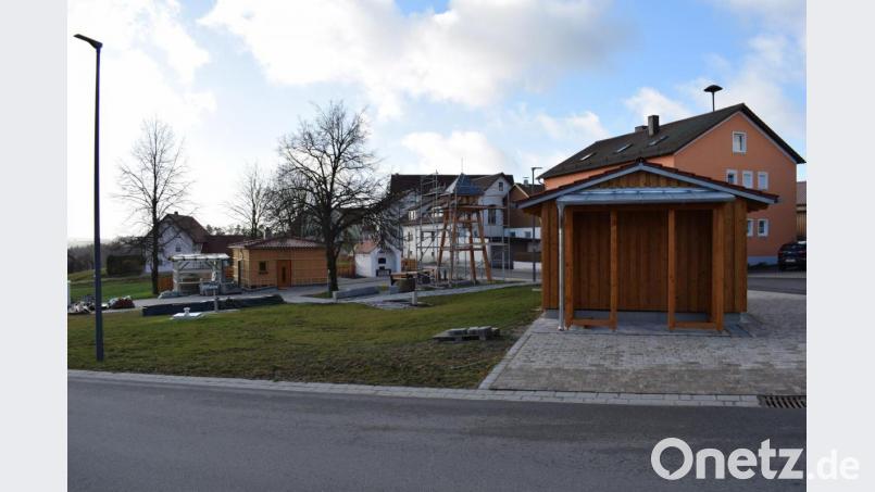 Bei der Neugestaltung des Dorfplatzes tauchen immer wieder Hindernisse auf, welche die Fertigstellung unnötig verzögern. Bild: bnr