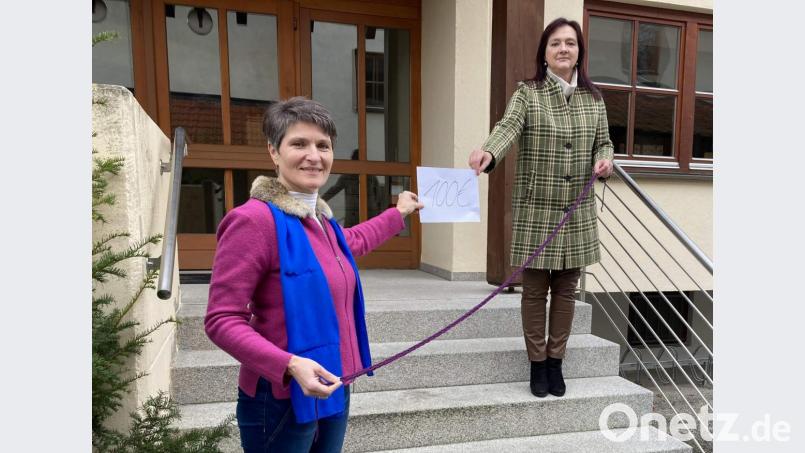 Zum internationalen Aktionstag zur Beseitigung von Gewalt gegen Frauen spendet der Frauenbund 100 Euro für ein Frauenhaus. 32 von Hirschauer Frauen gehäkelte Bänder werden an den Diözesanverband geschickt. Je Band, das die beiden Vorsitzenden Gerlinde Siegert (rechts) und Irmgard Sellmeyer in den Händen halten, sollen fünf Euro an Frauenhäuser gespendet werden. Bild: u