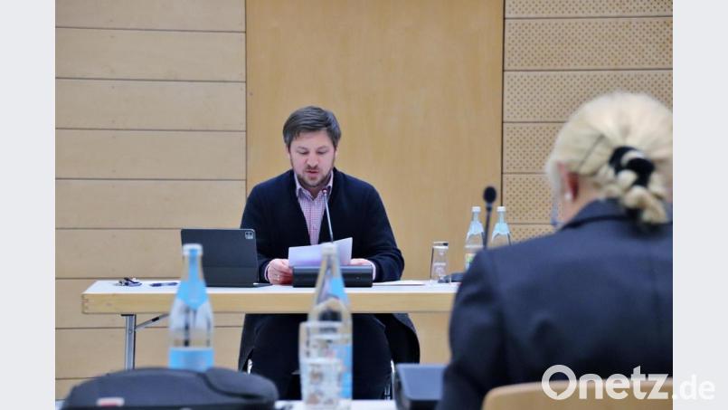 Bürgermeister Peter Neumeier informierte in einem langen Sachvortrag über eine Reihe von Entwicklungen, die sich in den vergangenen Monaten im Markt ergeben haben. Bild: Thomas Dobler