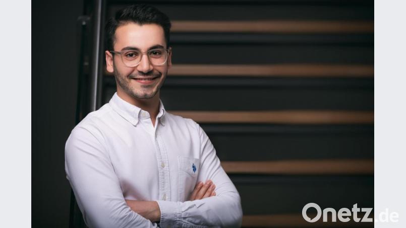 Mahmoud Karao hat bei seinem Arbeitgeber, der Firma Horn Glass Industries AG, einen erfolgreichen Einstieg ins Berufsleben geschafft. Bild: Bernd Schoenfelder/exb