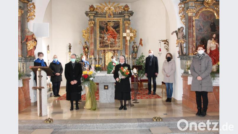 Schwester Margot (mit Blumen) freut sich über die vielen guten Wünsche zum 80. Geburtstag. Bild: pi