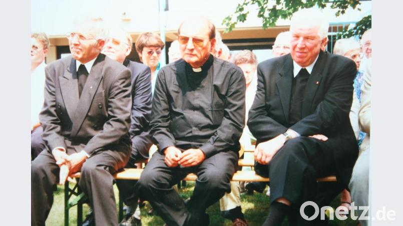 Sie waren 1999 beim Festakt zum 25-jährigen Bestehen der Ferienstätte Immenreuth Zuhörer bei der Festansprache des damaligen Staatssekretärs Joachim Herrmann: vorne in der Mitte der damalige Bezirkspräses Heribert Schmitt, rechts Heinrich Festing, damals Generalpräses des Internationalen Kolpingwerks Köln, links der damalige Bundespräses Alois Schröder und rechts hinter ihm Alfons Wurm, Pfarrer und Präses der Kolpingsfamilie Immenreuth. Bild: gpa