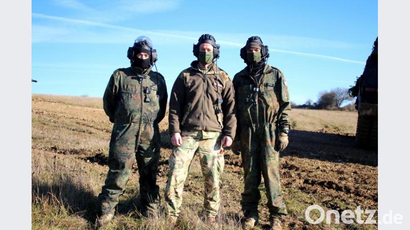 Der ungarische Bataillonskommandeur mit zwei seiner Soldaten. Bild: Bundeswehr Weiden