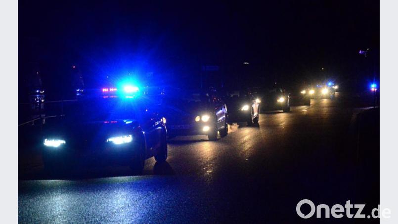 Autokorso von Corona-Leugnern durch den Weidener Feierabendverkehr. Bild: uz
