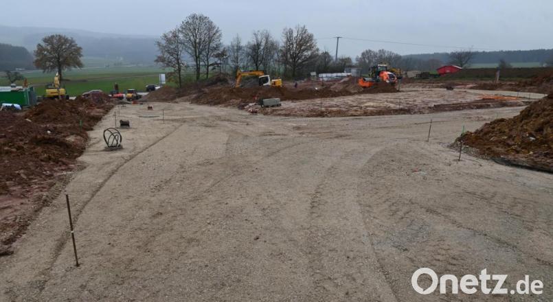 Baufortschritt im Kainsrichter Neubaugebiet: Die Straßenführung zwischen den zehn Parzellen ist deutlich zu erkennen. Bild: gf