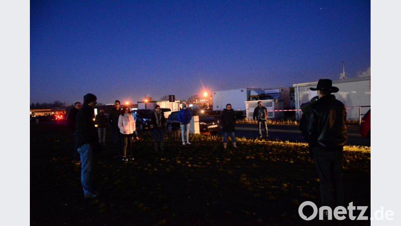 Veranstalter Helmut Bauer gibt Anweisungen. Bild: uz