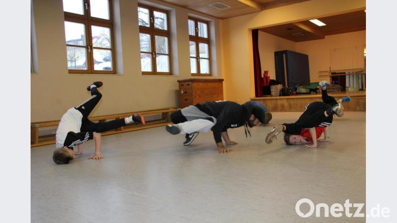 Breakdance ist eine ursprünglich auf der Straße getanzter Tanzstil, der als Teil der Hip-Hop-Bewegung in den 70er Jahren in New York entstanden ist. Heute fordert Breakdance eine hohe Disziplin von den Tänzern, die oft über athletische Fähigkeiten verfügen müssen. Der SV Kemnath a.B. bietet Training für Jugendliche ab 12 Jahren an. Bild: ads