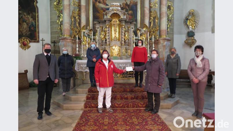 Stadtpfarrer Thomas Kraus (links) und Petra Rauseo (Zweite von links) bedankten sich bei Rita Ponnath für die Spende des Katholischen Frauenbundes. Bei dieser Spendenübergabe waren auch die Frauenbundmitglieder Regina Frank, Waltraud Erhard, Monika Schreyer-Herr, Maria Drechsler und Agnes Emerig dabei (von rechts). Bild: jzk