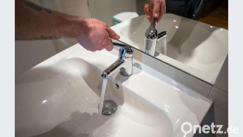 Vorerst muss das Wasser im Bereich Mantel-Weiherhammer noch abgekocht werden. Symbolbild: Jens Büttner/dpa