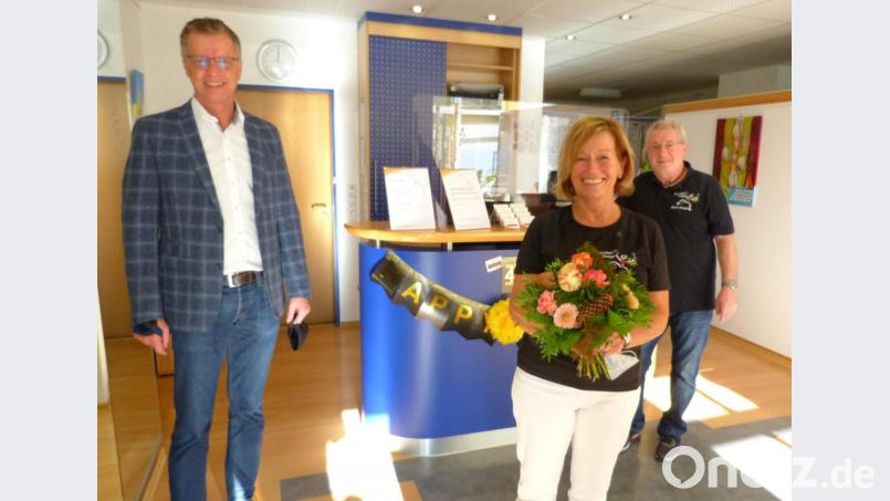 Bürgermeister Hermann Falk (links) gratulierte Elvira Klemen und Martin Stenger zum 40-jährigen Bestehen ihrer Praxis für Physiotherapie und Krankengymnastik in Hirschau. Bild: u