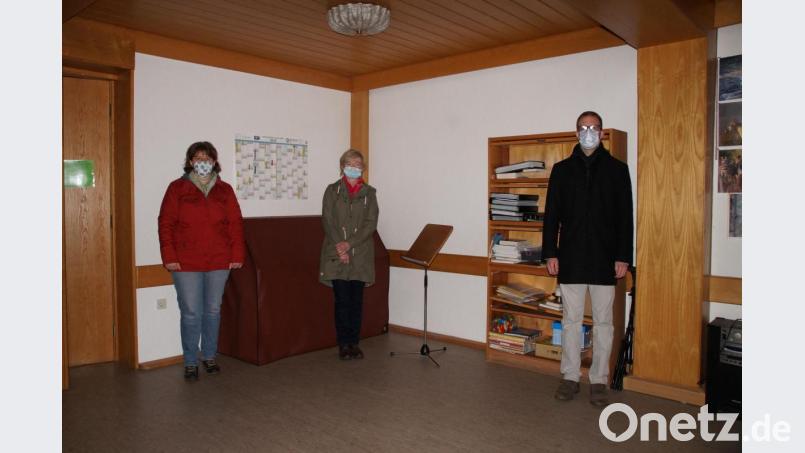 Dort, wo Petra Prölß, Katharina Purucker und Pfarrer Manuel Sauer stehen, entsteht eine offene, und inklusive Küche. Bild: kaz