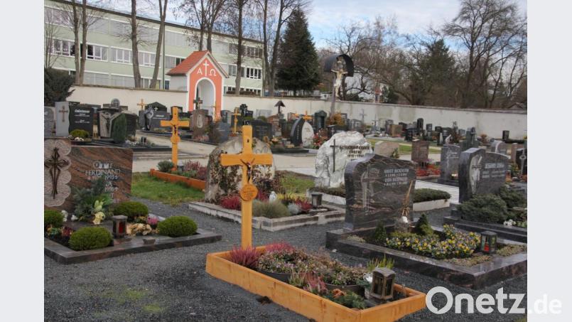 Die Friedhofs- und Bestattungsgebühren für den Friedhof in Bad Neualbenreuth (Bild) werden zum 1. Januar 2021 ansteigen. Einstimmig billigte der Marktrat die neue Gebührensatzung. Bild: kro