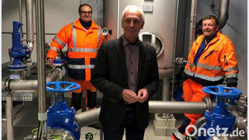 Neusorgs Bürgermeister Peter König (vorne) begutachtete den neuen Druckstoßausgleichsbehälter im Maschinenhaus der Wasserversorgung und lobte die fachmännische Unterstützung der Montagearbeiten durch die Gemeindearbeiter Richard König (von links) und Norbert Schwarz. Bild: öt