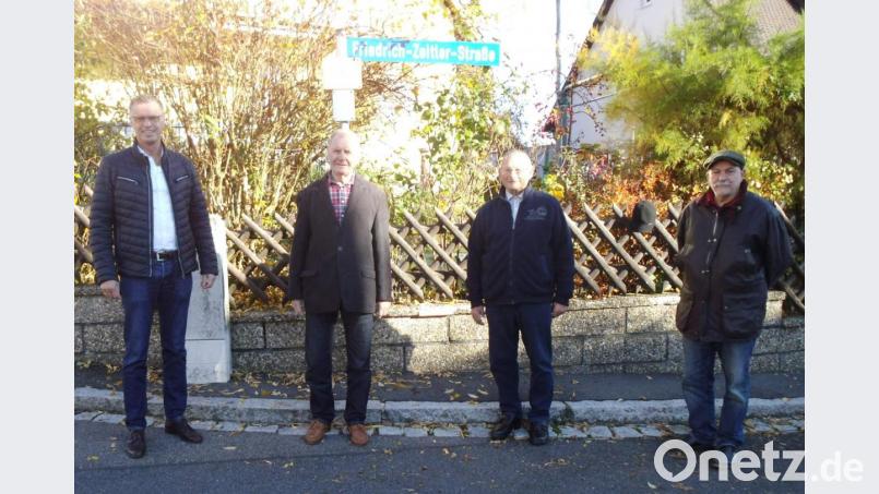 Am 4. November 1965 beschloss der Stadtrat, eine Straße nach dem Ehrenbürger, Geistlichem Rat Friedrich Zeitler, zu benennen. Die Friedrich-Zeitler-Straße reicht von der Walkstraße im Osten bis zur Max-Reger-Straße im Westen. Im Bild v. l.: Bürgermeister Hermann Falk, Altbürgermeister Helmut Rösch, Ex-Stadtrat Hermann Gebhard (beide Ministranten zu Zeitlers Zeiten) und Stadt-Heimatpfleger Sepp Strobl. Bild: u