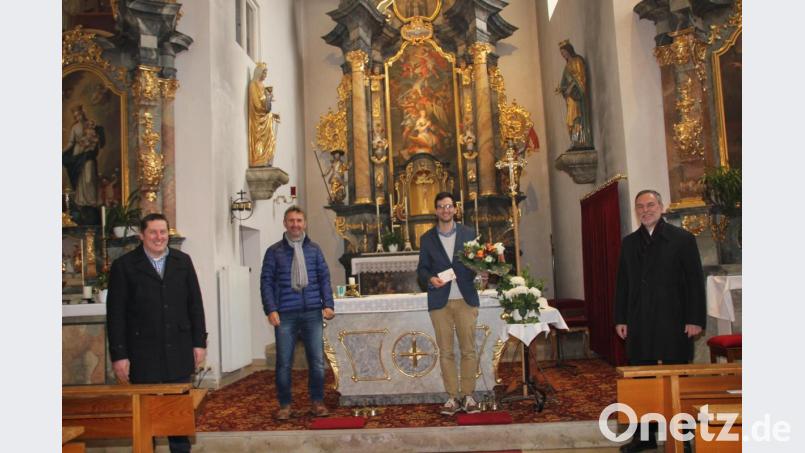 Pfarrer Josef Irlbacher (rechts), Pfarrgemeinderatssprecher Willi Wiedenbauer und Kirchenpfleger Anton Gebert (von links) gratulierten Pastoralreferent Andreas Hornauer (Zweiter von rechts) zur bestandenen zweiten Dienstprüfung. Bild: ads